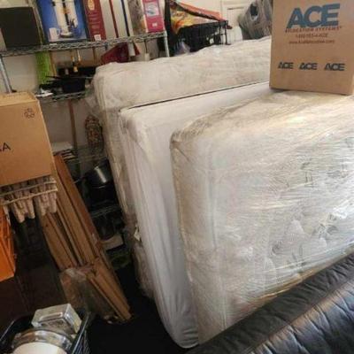 1 king size, and 2 queen size beds