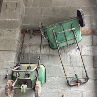 Seed/fertilizer spreader