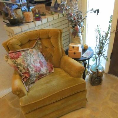 Cute vintage living room chair ( It's part of a perfect pair)