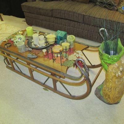 Swan-styled sleigh coffee table made of wood/metal