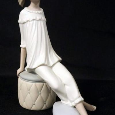 1004	LLADRO FIGURINE OF YOUNG GIRL, MATTE FINISH, APPROXIMATELY 8 IN
