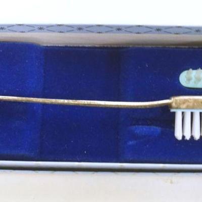 1277	CHILDS STERLING HANDLED TOOTHBRUSH
