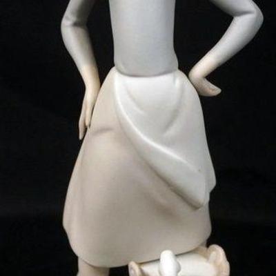 1006	LLADRO FIGURINE OF YOUNG GIRL W/GOOSE, MATTE FINISH, APPROXIMATELY 10 IN

