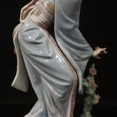 1010	LLADRO PORCELAIN FIGURINE OF ASIAN WOMAN W/FLOWERS, APPROXIMATELY 10 IN HIGH
