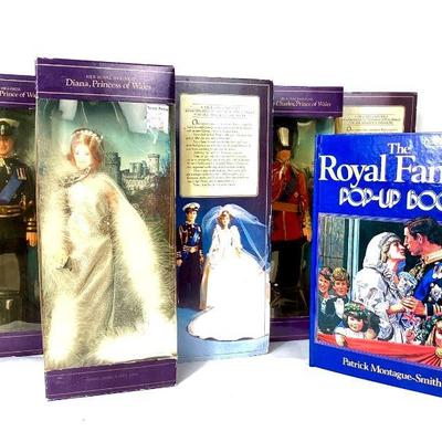 RIHI938 British Royal Family Collectibles	Vintage The Royal Family Pop-UP Book by Patrick Montague-Smith, 1984. Â Top right cover corner...