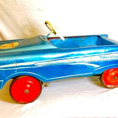 RIHI957 Vintage Metal Conoco Pedal Car	Light blue Conoco, Holiday pedal car. Works.
