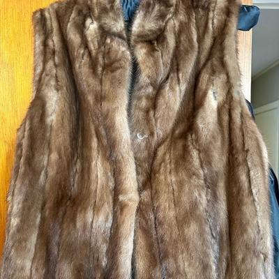 This fur has non fur sleeves that zip off
