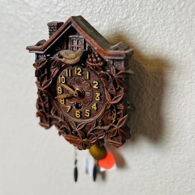 Miniature LUX wall clock. Nodding Red Bird cockoo clock black fore