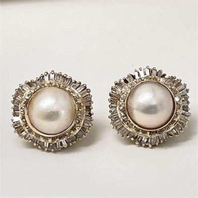 Lot 019   17 Bid(s)
Mabe 14 mm Pearl and Diamond Earrings