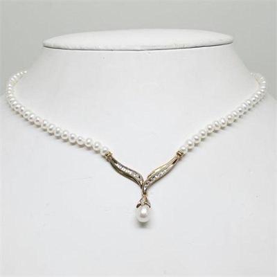 Lot 043   13 Bid(s)
Cultured Pearl and Diamond Drop Necklace