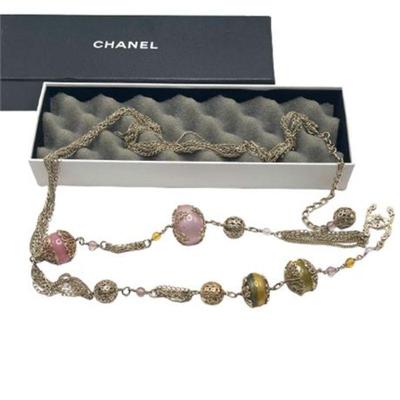 Lot 005   20 Bid(s)
Chanel Art Glass Double Drop Belt