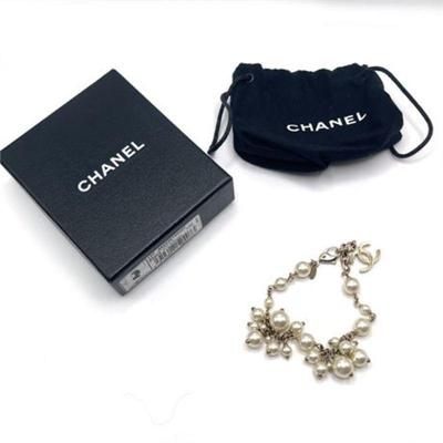 Lot 009   20 Bid(s)
Chanel Boucles Oreille/Bracelet 2011 Spring Season