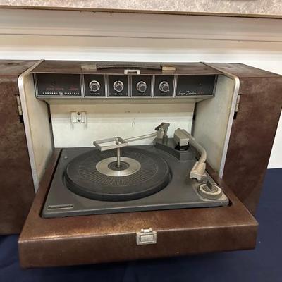 General Electric Solid state Super Trimline 400 Vintage Record player with detachable speakers