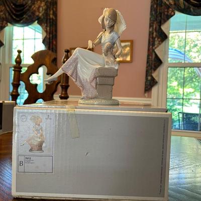 LLADRO " PICTURE PERFECT" #7612 RETIRED WITH BOX