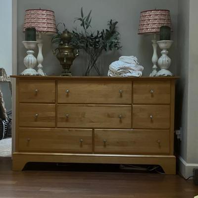 Gorgeous entry table with lamps
