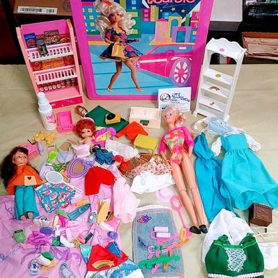 1989 Barbie Doll Trunk, Dolls