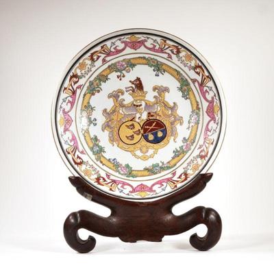 CHINESE ARMORIAL PLATE | Decorated with boards, garlands, and other devices, gilt highlights - dia. 14.25 in.
