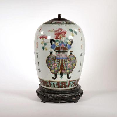 CHINESE FAMILLE ROSE JAR | Ginger jar with calligraphy decoration, with a wooden lid; red stamp mark on bottom - h. 12 x dia. 8 in.
