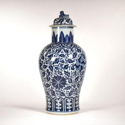 CHINESE BLUE & WHITE LIDDED JAR | Decorated with scrolls and leaves, the lid with a foo dog finial - h. 18.5 x dia. 9 in.
