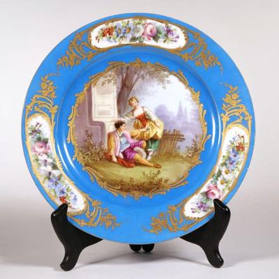 SEVRES CABINET PLATE | Showing an amorous couple - dia. 9.75 in.
