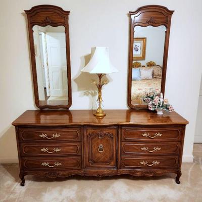 Lot 37 - Thomasville "Camille" King Bedroom Set 