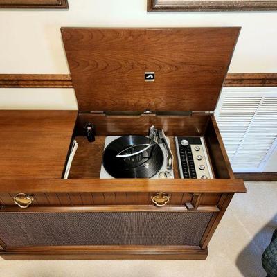 Lot 79 - RCA Victor New Vista Victrola Console Stereo 