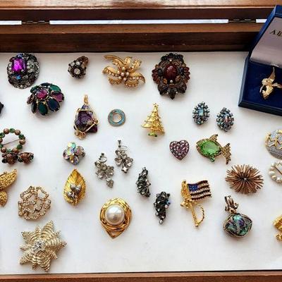 Lot 49 - Costume Jewelry Lot 