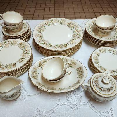 Lot 31 - Syracuse "Orchard" China 