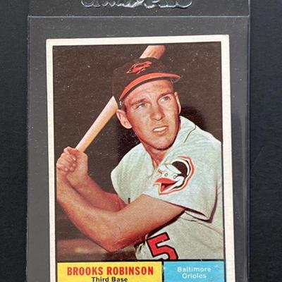 Lot BC 2 - 1961 Topps #10: Brooks Robinson. Elected to the Hall of Fame in 1983, generally considered the greatest defensive third...
