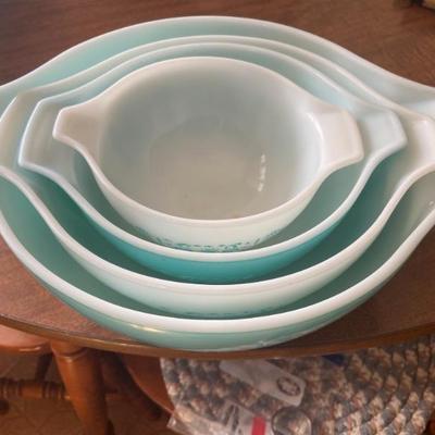 Mint Pyrex nested set of own in turquoise and white