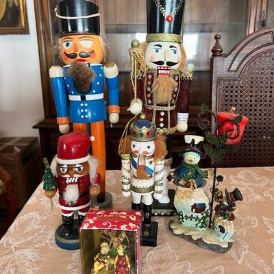 AAT068- Assorted Nutcracker Soldier & Christmas Decor