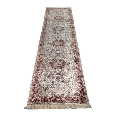 VERY FINE SILK & WOOL RUNNER | Having 4 medallions surrounded by floral decoration on ivory background. - l. 147 x w. 31 in 