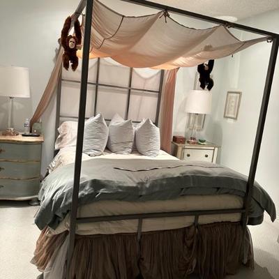 queen size canopy bed