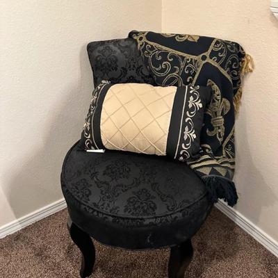 Side chair, decorative pillows and blankets