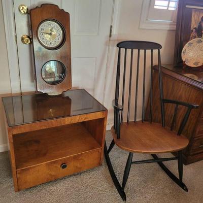 Mid century modern end table with glass top
26x17x22