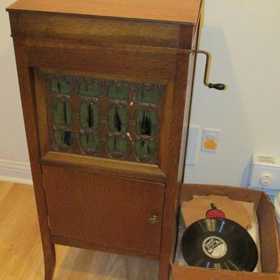 Antique Edison phonograph with records
