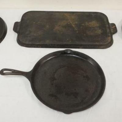 1190	4 PIECE LOT GRISWOLD GRIDDLES INCLUDING #10, #8, #109 & ONE UNMARKED

