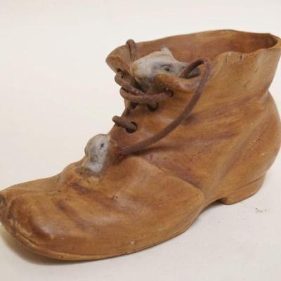 1004	VICTORIAN BISQUE SHOE W/CLOTH LACE & MOUSE PEERING OUT OF THE TOP, APPROXIMATELY 5 IN X 2 IN X 2 1/2 IN HIGH
