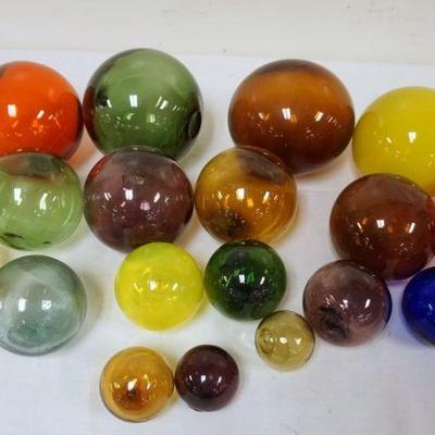 1221	LOT OF 19 COLORED BLOWN GLASS FLOATS, VARIOUS SIZES, LARGEST APPROXIMATELY 5 IN
