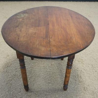 1290	PINE OVAL TABLE W/TURNED LEGS, APPROXIMATELY 37 IN X 34 IN X 28 IN HIGH
