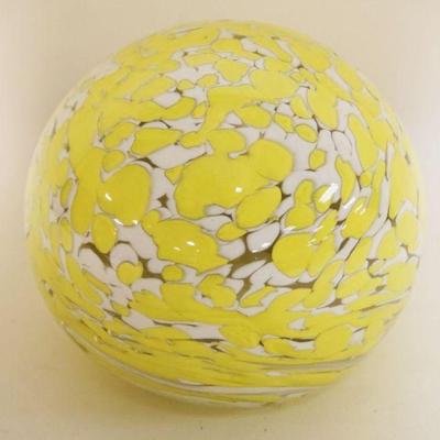 1019	LARGE BLOWN GLASS PAPERWIEGHT, APPROXIMATELY 5 IN HIGH
