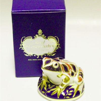 Lot 055  
Royal Crown Derby Porcelain Frog Paperweight Silver Stopper - Boxed