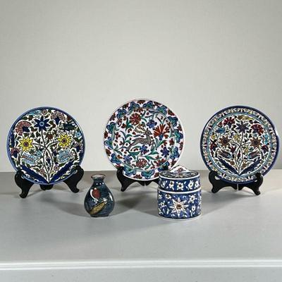 (5PC) DECORATIVE GREEK POTTERY | Including three plates, a lidded jar, and a small bud vase. - h. 4 x dia. 3 in (Jar) 