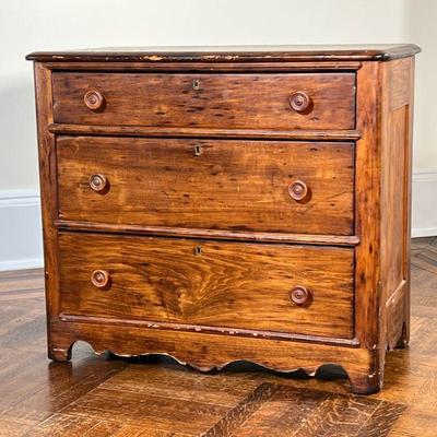 SMALL CHEST OF DRAWERS | Small wooden chest with 3 graduated drawers and turned wood pulls. - l. 30 x w. 15 x h. 26.5 in 