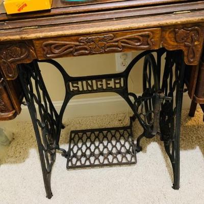 SINGER SEWING MACHINE CABINET, MACHINE IS NOT IN CABINET