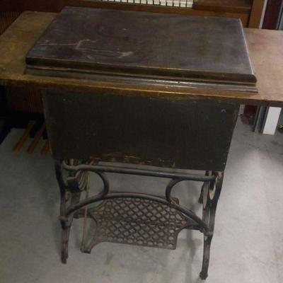 Antique sewing machine case only $15