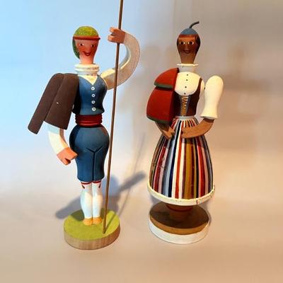 Vintage dolls, lots of vintage dolls, most are ethnic dolls depicting peoples and cultures from all over the world, most are in very good...