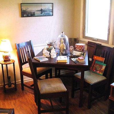 Stickley Dining Table / 4 Chairs / 2 Leaf's