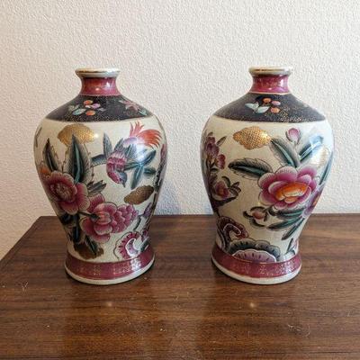 Pair of Vintage Chinese Decorated Vases 9 x 9 x 14h