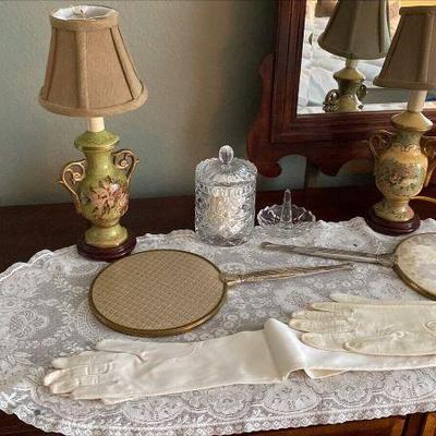 https://www.ebay.com/itm/115947733650 CV1146 LOT OF VANITY ACCESSORIES INCL LAMPS, HAND MIRRORS, GLOVES & GLASS